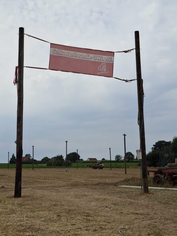 Das Vereinsbanner hängt am Eingang zum Gelände.